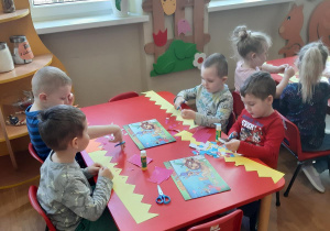 Adam, Olek, Kuba i Witek podczas wykonywania pracy plastycznej.