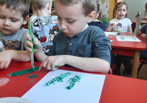 Jaś tworzy bąbelkowe tulipany.