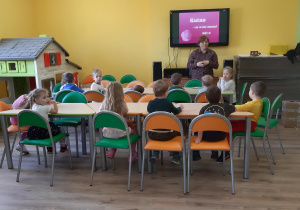 Motylki oglądają prezentację multimedialną na temat Kutna.