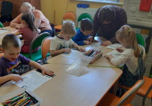 Adam, Tymek, Adam i Martynka szukają właściwej drogi w labiryncie.