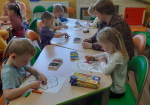 Motylki wyklejają plasteliną symbol naszego miasta- różę.