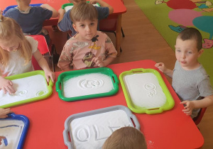 Każde z dzieci otrzymało swoją tacę z solą kuchenną.