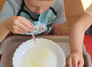 Malowanie na mleku- Projekt edukacyjny "Zabawa sztuką".