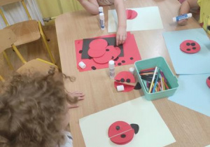 Hania i Lila przyklejają biedronce kropki.