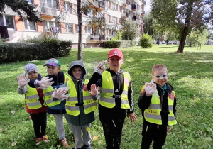 Chłopcy biorą udział w akcji