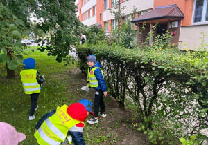 Dzieci z grupy Kreciki podczas 29 Akcji Sprzątania Świata.