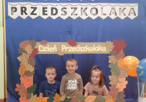 Kuba, Jaś i Zosia z grupy Pszczółki- zdjęcie w foto budce.