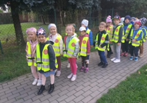 Dzieci z grupy Żabki idą na spacer.