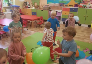 Dzieci tańczą z balonami.