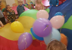 Zabawy z chustą animacyjną.