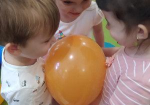 Ada, Malwinka i Gabryś w konkurencji tanecznej