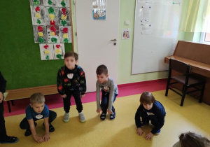Szymon, Leonard, Ksawery, VladislaV w trakcie zabawy tanecznej.