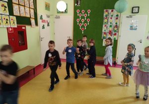 Antek, Szymon, Leonard, Ksawery, Vladislav, Zuzia uczestniczą w zabawach tanecznych.