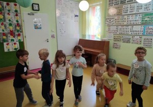 Tymon, Miłosz, Zuzia, Lena, Martyna podczas tańca.