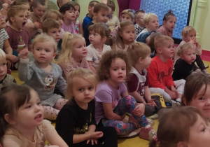 Dzieci na spotkaniu z panią policjantką.