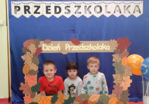 Szymon, Lenka i Miłosz w foto budce.