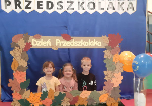 Julia, Zosia i Tymek w foto budce.