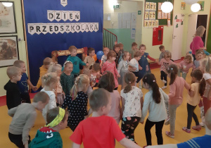 Dzieci podczas zabawy "Francuskie dzieci".