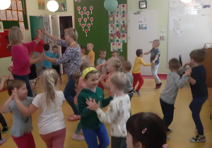 Dzieci podczas zabawy "Taniec przyklejaniec".