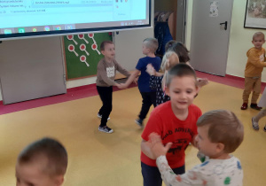 dzieci podczas zabawy "Taniec przyklejaniec"- sklejone ręce.