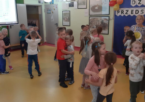 Dzieci tańczą ze "sklejonymi" brzuchami- zabawa "Taniec przyklejaniec".