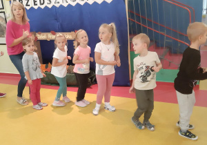 Blanka, Kornelia, Nikola, Zuzia, Antek i Tymek podczas zabawy "Idzie sobie krasnoludek".,