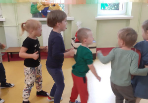 Dzieci podczas zabawy "Idzie sobie krasnoludek".
