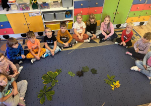 Dzieci z piękną kolekcją liści.