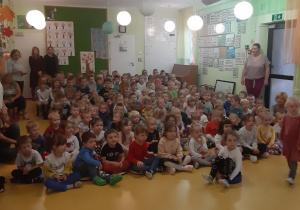 Dzieci z całego Przedszkola na spotkaniu z p. Policjant.