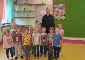 Dzieci z grupy Myszki wraz z p. Policjant.