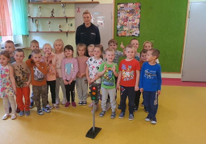 Dzieci z grupy Pszczółki wraz z p. Policjant.