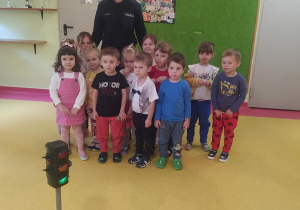 Dzieci z grupy Motylki wraz z p. Policjant.