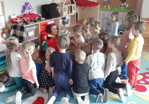 Dzieci z grupy Pszczółki poznają maskotkę Studia Tańca Alibi- Papugę.