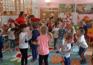 Dzieci tańczą przy muzyce.