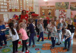 Dzieci ćwiczą poznany układ taneczny.