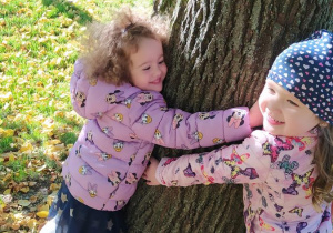 Lila I Marysia przytulają się do drzewa