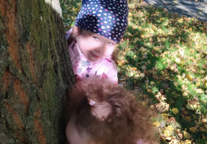 Lila i Marysia przytulają się do drzewa