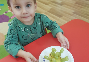 Ignacy prezentuje swojego owocowego jeża.