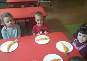 Dzieci robią "marchewki z masy solnej"