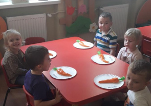 Dzieci robią "marchewki z masy solnej"