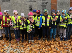 "Pamiętamy o poległych żołnierzach"- wycieczka na Cmentarz Parafialny w Kutnie na Grób Nieznanego Żołnierza