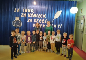 Dzieci z grupy Żabki ze swoimi Paniami.