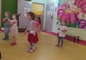 Dzieci uczestniczą w zajęciach tanecznych