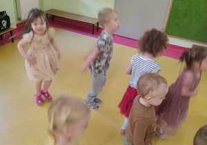 Dzieci uczestniczą w zajęciach tanecznych