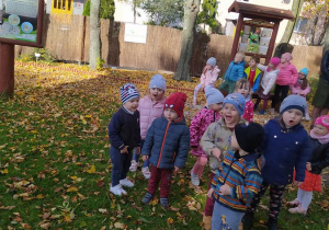 Dzieci w dydaktycznym ogródku Calineczki