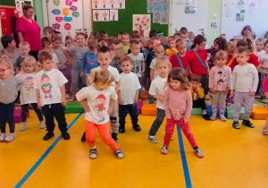 Dzieci z grup "Elfy", "Żuczki", "Biedronki", "Motylki" i "Myszki" podczas rozgrzewki.