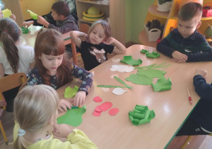 dzieci opowiadają o przygotowanych z papieru warzywach