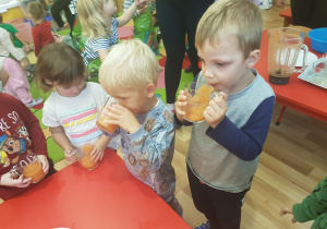 Dzieci piją koktajl owocowo-warzywny.