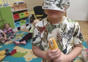 Tadzio rozpoznaje za pomocą dotyku kukurydzę..