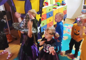 Dzieci podczas zabawy.